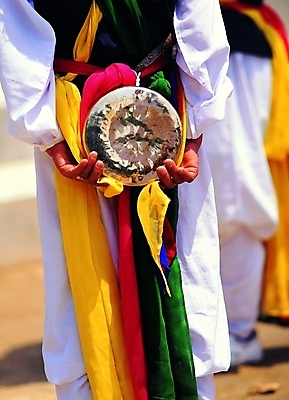 포토 주간 한국문화 한국전통 전통 남자 전통문화 문화 악기 놀이 타악기 국악기 서기 사람 20대 성인 야외 두명 뒷모습 전통놀이 공연 전통의상 한복 풍물놀이 사물놀이 오브젝트 꽹과리 풍물 민복 삼색띠 남자만 성인남자만 청년만 청년남자만 성인만 국내포토 자연요소 동양문화 음악 뷰포인트 모션 한국 국악 이벤트 청년 전통공연 파일형식