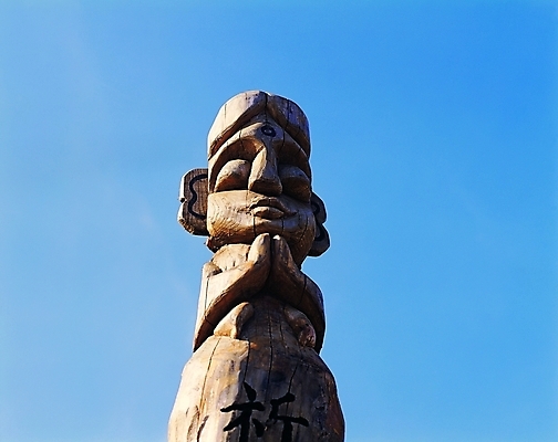 포토 JPG 주간 한국문화 한국전통 전통 종교 전통문화 문화 얼굴 종교용품 하늘 표정 사람없음 야외 한개 햇빛 조형물 기둥 무속 무속신앙용품 나무기둥 장승 목장승 목각 민간신앙 국내포토 자연요소 1 동양문화 건축 한국 미술 신체부위 태양 파일형식