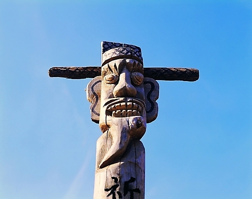 포토 JPG 주간 한국문화 한국전통 전통 종교 전통문화 문화 얼굴 종교용품 하늘 표정 사람없음 야외 한개 햇빛 조형물 기둥 무속 무속신앙용품 나무기둥 장승 목장승 목각 민간신앙 국내포토 자연요소 1 동양문화 건축 한국 미술 신체부위 태양 파일형식