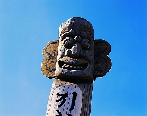 포토 JPG 주간 한국문화 한국전통 전통 종교 전통문화 문화 얼굴 종교용품 하늘 표정 웃음 사람없음 야외 한개 햇빛 조형물 기둥 무속 무속신앙용품 나무기둥 장승 목장승 목각 민간신앙 지하여장군 국내포토 자연요소 1 동양문화 건축 한국 미술 신체부위 태양 파일형식