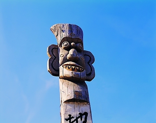 포토 JPG 주간 한국문화 한국전통 전통 종교 전통문화 문화 얼굴 종교용품 하늘 표정 사람없음 야외 한개 햇빛 조형물 기둥 무속 무속신앙용품 나무기둥 장승 목장승 목각 민간신앙 지하여장군 국내포토 자연요소 1 동양문화 건축 한국 미술 신체부위 태양 파일형식