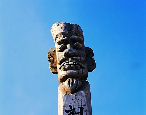 포토 JPG 주간 한국문화 한국전통 전통 종교 전통문화 문화 얼굴 종교용품 하늘 표정 사람없음 야외 한개 햇빛 조형물 기둥 무속 무속신앙용품 나무기둥 장승 목장승 목각 민간신앙 천하대장군 국내포토 자연요소 1 동양문화 건축 한국 미술 신체부위 태양 파일형식