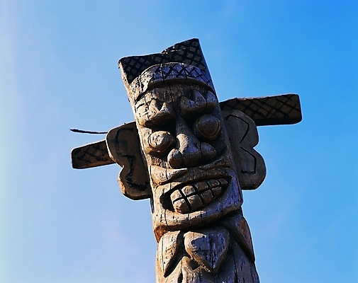 포토 JPG 주간 한국문화 한국전통 전통 종교 전통문화 문화 얼굴 종교용품 하늘 표정 사람없음 야외 한개 햇빛 조형물 기둥 무속 무속신앙용품 나무기둥 장승 목장승 목각 민간신앙 국내포토 자연요소 1 동양문화 건축 한국 미술 신체부위 태양 파일형식