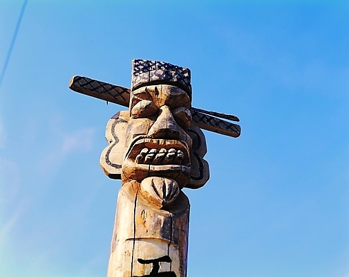 포토 JPG 주간 한국문화 한국전통 전통 종교 전통문화 문화 얼굴 종교용품 하늘 표정 사람없음 야외 한개 조형물 기둥 무속 무속신앙용품 나무기둥 장승 목장승 목각 민간신앙 천하대장군 국내포토 자연요소 1 동양문화 건축 한국 미술 신체부위 파일형식