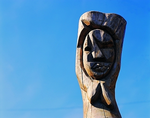 포토 JPG 주간 한국문화 한국전통 전통 종교 전통문화 문화 얼굴 종교용품 하늘 표정 사람없음 야외 한개 햇빛 조형물 기둥 무속 무속신앙용품 나무기둥 장승 목장승 목각 민간신앙 국내포토 자연요소 1 동양문화 건축 한국 미술 신체부위 태양 파일형식