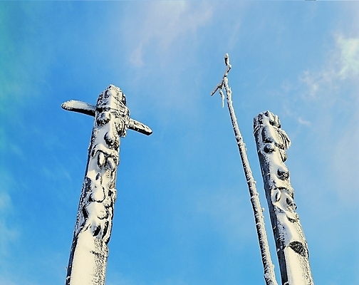 포토 JPG 주간 나무 구름 한국문화 한국전통 전통 계절 종교 전통문화 문화 얼굴 로우앵글 겨울 종교용품 하늘 표정 사람없음 야외 조형물 쌓기 눈 기둥 세개 무속 무속신앙용품 나무기둥 장승 목장승 목각 솟대 민간신앙 국내포토 자연요소 식물 동양문화 건축 뷰포인트 모션 날씨 한국 3 미술 신체부위 파일형식