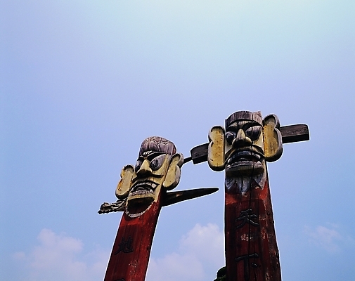 포토 JPG 주간 구름 문자 한국문화 한국전통 전통 기호 종교 전통문화 문화 얼굴 로우앵글 종교용품 하늘 표정 사람없음 야외 조형물 한자 두개 기둥 무서움 무속 무속신앙용품 나무기둥 장승 목장승 목각 민간신앙 지하여장군 천하대장군 국내포토 자연요소 동양문화 건축 감정 뷰포인트 2 한국 미술 신체부위 파일형식