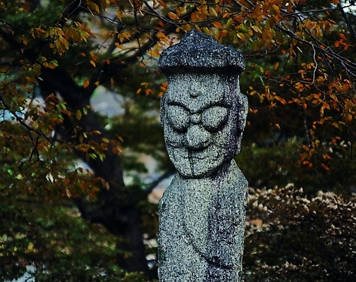 포토 JPG 주간 나무 식물 한국문화 한국전통 전통 종교 전통문화 문화 얼굴 조각 종교용품 표정 석조 사람없음 야외 한개 조형물 조각상 돌_바위 무덤 기둥 돌하르방 비석 작품 무속 무속신앙용품 돌기둥 민간신앙 조각_조소 국내포토 자연요소 1 동양문화 건축 한국 미술 신체부위 조소 파일형식