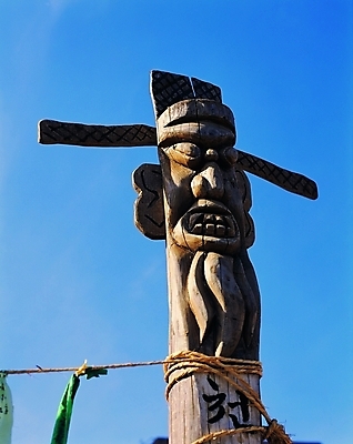 포토 JPG 주간 문자 한국문화 한국전통 전통 기호 종교 전통문화 문화 얼굴 밧줄 줄 종교용품 하늘 표정 한글 사람없음 야외 한개 조형물 기둥 끈 무서움 무속 무속신앙용품 나무기둥 장승 목조 목장승 민간신앙 천하대장군 국내포토 자연요소 1 동양문화 건축 감정 한국 미술 신체부위 파일형식