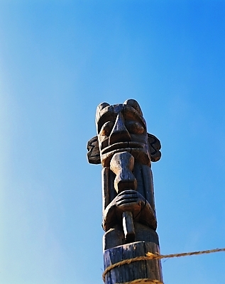 포토 JPG 주간 구름 한국문화 한국전통 전통 종교 전통문화 문화 얼굴 밧줄 줄 종교용품 하늘 표정 사람없음 야외 한개 조형물 기둥 끈 무속 무속신앙용품 나무기둥 장승 목조 목장승 민간신앙 국내포토 자연요소 1 동양문화 건축 한국 미술 신체부위 파일형식