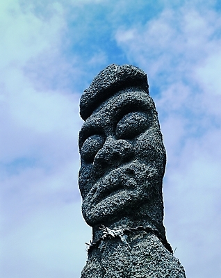 포토 JPG 주간 구름 한국문화 한국전통 전통 종교 전통문화 문화 얼굴 조각 종교용품 하늘 표정 석조 사람없음 야외 한개 조형물 조각상 돌_바위 기둥 돌하르방 작품 무속 무속신앙용품 돌기둥 민간신앙 조각_조소 국내포토 자연요소 1 동양문화 건축 한국 미술 신체부위 조소 파일형식