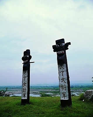 포토 JPG 주간 문자 한국문화 한국전통 전통 기호 종교 전통문화 문화 얼굴 종교용품 표정 초원 사람없음 야외 한개 조형물 한자 두개 기둥 무서움 무속 무속신앙용품 나무기둥 장승 목장승 목각 민간신앙 지하여장군 천하대장군 국내포토 자연요소 1 동양문화 건축 감정 2 한국 미술 신체부위 파일형식