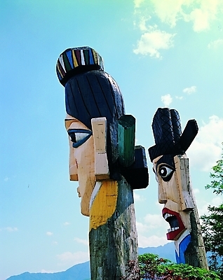 포토 JPG 주간 나무 식물 구름 한국문화 한국전통 전통 종교 전통문화 문화 얼굴 신랑 종교용품 하늘 산 표정 사람없음 야외 옆모습 조형물 두개 기둥 얼굴모양 무속 무속신앙용품 나무기둥 장승 각시 목장승 목각 민간신앙 지하여장군 천하대장군 토속신앙 국내포토 자연요소 모양 동양문화 건축 뷰포인트 결혼 2 한국 미술 신체부위 파일형식