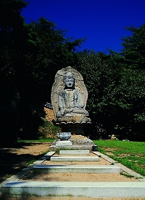 포토 JPG 주간 나무 식물 전통 종교 문화 조각 불교 종교용품 하늘 돌담 석조 그림자 사람없음 야외 담장 햇빛 조각상 계단 문화재 시골 경주 사찰 사원 숲 불상 불교용품 작품 부처 지역 보물 돌계단 보리사 보리사석불 지명 조각_조소 국내포토 자연요소 비즈니스 종교건축 미술 태양 조형물 돌_바위 경주_경상북도 경상북도 석불 조소 파일형식