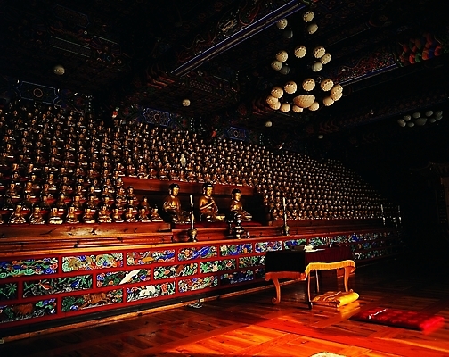 포토 JPG 한국문화 한국전통 전통 종교 전통문화 문화 불교 종교용품 탁자 실내 방석 사람없음 빛 문화재 사찰 불상 불교용품 촛대 부처 김천 만불상 제단 직지사 국내포토 동양문화 가구 종교건축 한국 내부 경상북도 파일형식