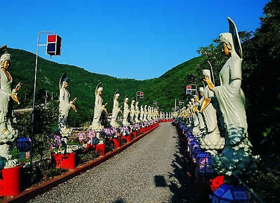 포토 JPG 주간 한국문화 한국전통 전통 종교 전통문화 문화 길 조각 불교 종교용품 하늘 산 그림자 사람없음 야외 햇빛 조각상 문화재 사찰 불상 불교용품 작품 만불상 행렬 조각_조소 국내포토 자연요소 동양문화 종교건축 한국 미술 태양 조형물 조소 파일형식
