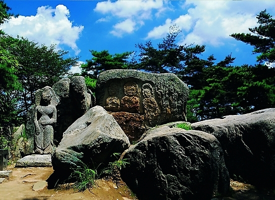 포토 JPG 주간 나무 식물 구름 한국문화 한국전통 전통 전통문화 문화 조각 고건축 종교용품 하늘 석조 사람없음 야외 조각상 문화재 돌_바위 바위 시골 경주 숲속 숲 불상 불교용품 벽화 작품 지역 남산석불 지명 조각_조소 국내포토 자연요소 동양문화 건축물 종교 불교 한국 미술 조형물 경상북도 그림 석불 조소 파일형식