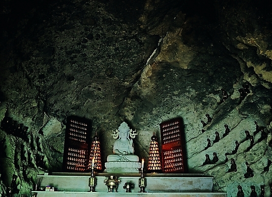 포토 JPG 전통 종교 문화 조각 불교 초 종교용품 석조 사람없음 내부 문화재 돌_바위 바위 시골 경주 사찰 사원 동굴 불상 불교용품 벽화 촛대 부처 지역 향 골굴사 석굴 석굴사원 제단 지명 조각_조소 국내포토 비즈니스 종교건축 경주_경상북도 경상북도 그림 조소 파일형식