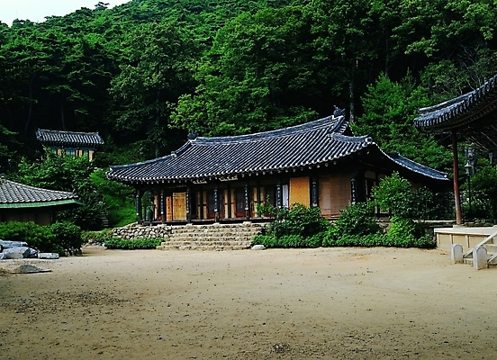 포토 주간 나무 식물 한국문화 한국전통 전통 시설물 건축물 건축 종교 전통문화 문화 고건축 불교 한국건축 종교건축 지붕 한옥 기와 기와집 사람없음 야외 건물 정원 동양건축 문화재 시골 사찰 숲 지역 도리사 지명 국내포토 자연요소 동양문화 한국 파일형식 동양