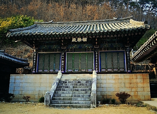 포토 주간 나무 식물 한국문화 한국전통 전통 시설물 건축물 건축 종교 전통문화 고건축 불교 한국건축 종교건축 기와 사람없음 야외 건물 햇빛 계단 동양건축 문화재 시골 사찰 숲 지역 돌계단 고운사 의성 지명 국내포토 자연요소 동양문화 문화 한국 태양 돌_바위 경상북도 파일형식 동양