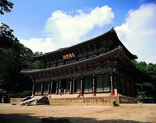 포토 주간 나무 식물 구름 한국문화 한국전통 전통 시설물 건축물 건축 종교 전통문화 문화 고건축 불교 한국건축 종교건축 하늘 한옥 기와 여러명 야외 건물 계단 동양건축 문화재 시골 사찰 숲 단청 지역 돌계단 법주사 보은 속리산 지명 국내포토 자연요소 동양문화 다수 산 한국 사람 돌_바위 충청북도 파일형식 동양