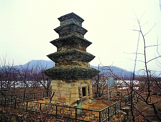 포토 주간 나무 식물 한국문화 한국전통 전통 시설물 건축물 건축 전통문화 문화 외국문화 고건축 유적 한국건축 유적지 유물 산 석조 사람없음 야외 울타리 탑 동양건축 문화재 시골 석탑 지역 보물57호 안동 통일신라 지명 국내포토 자연요소 동양문화 한국 담장 경상북도 파일형식 동양 신라_역사