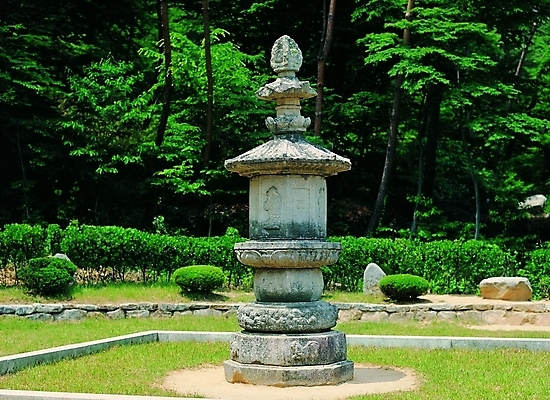 포토 주간 나무 식물 한국문화 한국전통 전통 시설물 건축물 건축 종교 전통문화 문화 외국문화 고건축 불교 유적 한국건축 종교건축 유적지 유물 석조 사람없음 야외 탑 동양건축 문화재 돌_바위 시골 석탑 숲 지역 울산 보물369호 석남사 석남산부도 통일신라 지명 국내포토 자연요소 동양문화 한국 파일형식 동양 신라_역사