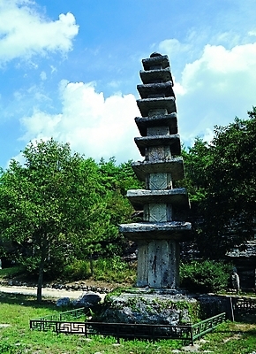 포토 주간 나무 식물 한국문화 한국전통 시설물 건축 종교 문화 외국문화 고건축 불교 유적 한국건축 종교건축 유적지 유물 석조 사람없음 야외 울타리 햇빛 탑 동양건축 문화재 돌_바위 시골 사찰 석탑 숲 그늘 지역 고려 보물769호 운주사 화순 지명 국내포토 자연요소 동양문화 전통 건축물 한국 담장 태양 역사 전라남도 파일형식 동양