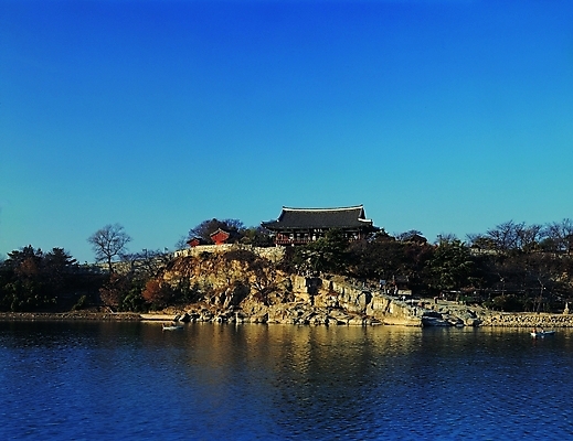 포토 주간 나무 식물 한국문화 한국전통 전통 건축물 전통문화 호수 교통 고건축 수상교통 한국건축 자연 하늘 기와 기와집 풍경 여러명 야외 건물 문화재 돌_바위 바위 시골 나룻배 뱃사공 정자 진주 지역 두척 촉석루 선박 지명 진주시 국내포토 자연요소 동양문화 건축 문화 교통수단 다수 2 배_교통 한옥 한국 사람 보석 경상남도 생태계 누각 진주_경상남도 파일형식