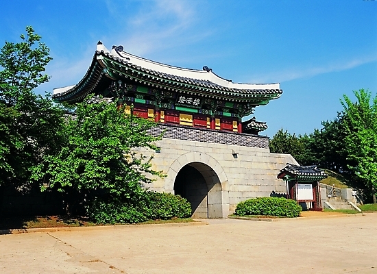 포토 주간 나무 식물 구름 한국문화 한국전통 전통 시설물 건축물 건축 전통문화 문화 고건축 한국건축 하늘 기와 사람없음 야외 건물 동양건축 문화재 돌_바위 시골 성 땅 단청 성벽 돌벽 전통문 지역 성문 강화도 안해루 지명 국내포토 자연요소 동양문화 벽 한국 문 인천 파일형식 동양