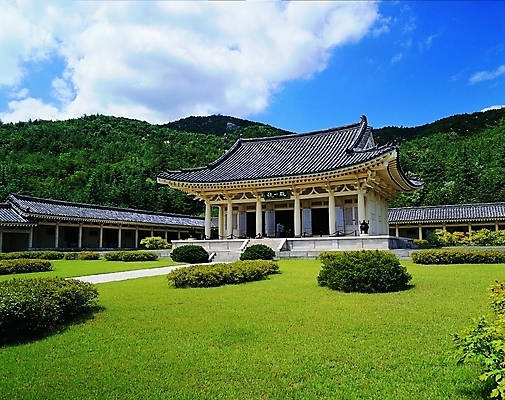 포토 주간 나무 식물 구름 한국문화 한국전통 건축물 전통문화 문화 길 고건축 한국건축 하늘 산 기와 기와집 잔디 사람없음 야외 건물 계단 시골 경주 조경 지역 풍물 통일전 지명 국내포토 자연요소 동양문화 전통 건축 한옥 한국 경주_경상북도 경상북도 파일형식