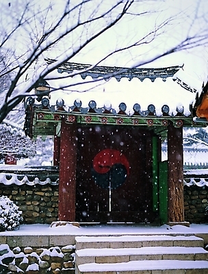 포토 주간 한국문화 한국전통 전통 시설물 계절 현대건축 건축 전통문화 문화 고건축 겨울 한국건축 출입구 돌담 기와 사람없음 야외 건물 담장 전통문양 쌓기 문 계단 눈 기둥 건축부분 단청 대문 태극 전통문 나무문 돌계단 눈발 국내포토 자연요소 동양문화 문양 건축물 모션 날씨 한국 눈_날씨 목재 돌_바위 파일형식