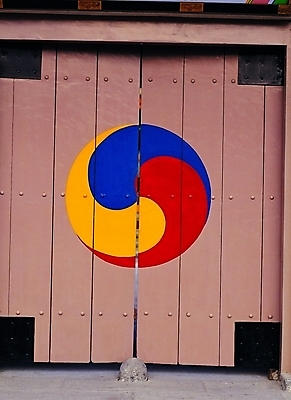 포토 나무 한국문화 한국전통 전통 시설물 현대건축 건축 전통문화 문화 고건축 출입구 사람없음 목재 전통문양 문 건축부분 대문 태극 전통문 목조 풍물 삼색 국내포토 식물 동양문화 문양 건축물 재료 한국 파일형식