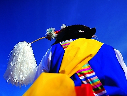 포토 주간 한국문화 한국전통 전통 남자 전통문화 문화 로우앵글 놀이 하늘 한명 사람 근접촬영 상반신 20대 성인 야외 뒷모습 전통놀이 공연 전통의상 한복 풍물놀이 사물놀이 상모 민복 벙거지모자 삼색띠 남자만 남자한명만 성인남자만 청년만 청년남자만 청년남자한명만 성인한명만 성인남자한명만 성인만 국내포토 자연요소 모자_잡화 1 동양문화 뷰포인트 한국 국악 이벤트 청년 전통공연 파일형식