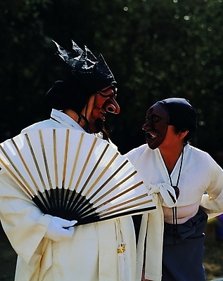 포토 주간 한국문화 한국전통 전통 여자 남자 전통문화 문화 서기 들기 사람 야외 두명 치마 햇빛 마주보기 공연 춤 부채 유머 전통의상 한복 전통공연 탈춤 전통무용 저고리 뒷짐 탈 하회탈 산대놀이 두루마기 풍물 고름 가면극 무형문화재 정자관 국내포토 자연요소 동양문화 감정 모션 하의 문화예술 한국 가면 이벤트 태양 문화재 연극 파일형식