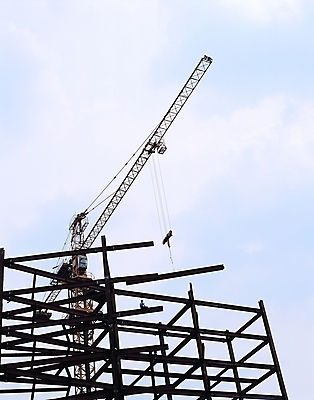 포토 주간 시설물 현대건축 건축 산업 로우앵글 하늘 노동자 건설업 공사 한명 야외 건설현장 작업 중장비 구조물 정상 기중기 철근 뼈대 타워크레인 산업현장 현대문화 고층 기초공사 철골 국내포토 자연요소 직업 1 건축물 문화 뷰포인트 사람 산업장비 파일형식