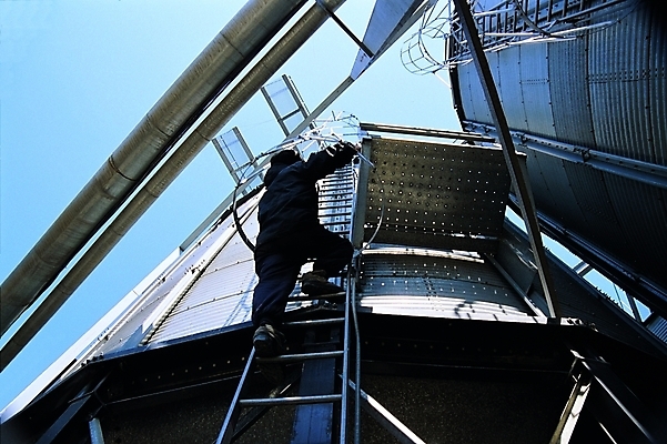 포토 주간 시설물 건축물 남자 현대건축 건축 산업 로우앵글 사다리 공장 하늘 노동자 작업복 그림자 한명 사람 야외 건물 뒷모습 햇빛 계단 작업 작업실 엔지니어 수리 산업시설 오르기 설비 현대문화 남자만 남자한명만 국내포토 자연요소 직업 1 옷 문화 뷰포인트 공업 모션 태양 도구 기술자 시설 파일형식