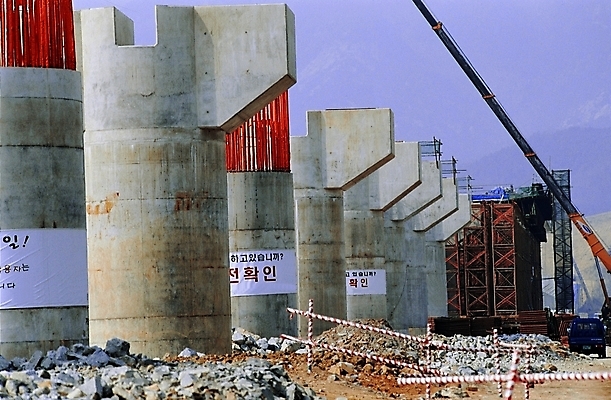 포토 주간 문자 시설물 건축물 기호 현대건축 건축 산업 교통수단 공장 교통시설 자동차 건설업 공사 안전 한글 사람없음 야외 건물 건설현장 트럭 돌_바위 기둥 중장비 제조 기중기 산업시설 돌기둥 현대문화 출입금지 가교 국내포토 자연요소 문화 육상교통 교통 공업 금지 산업장비 시설 파일형식