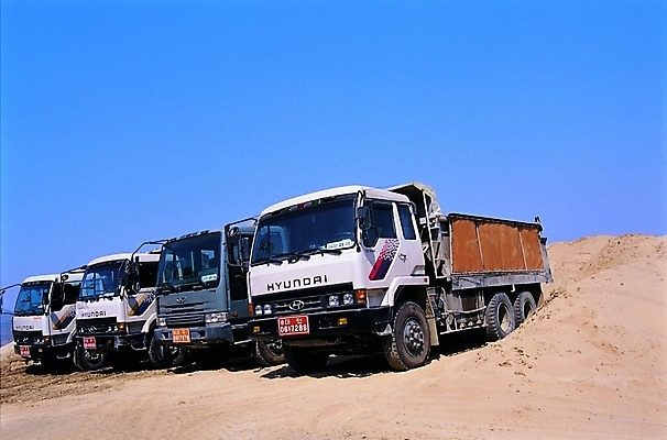 포토 주간 건축 산업 모래 육상교통 교통수단 교통 자동차 건설업 사람없음 야외 트럭 운송업 운반 대형차 현대문화 덤프트럭 국내포토 자연요소 문화 파일형식