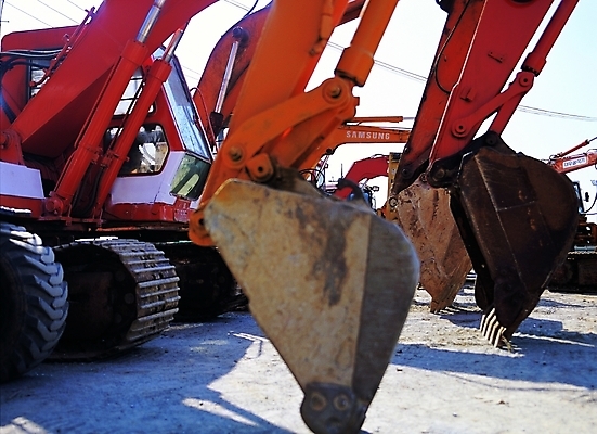 포토 JPG 주간 건축 산업 건설업 공사 사람없음 야외 햇빛 장비 건설현장 운송업 도구 중장비 그늘 포크레인 작업도구 산업현장 특수차량 현대문화 특수장비 휠굴삭기 국내포토 자연요소 문화 자동차 태양 산업장비 파일형식