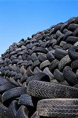 포토 주간 산업 컬러 하늘 사람없음 야외 쌓기 검은색 부속품 타이어 차량부품 현대문화 고무 중고 폐타이어 국내포토 자연요소 문화 모션 오브젝트 파일형식