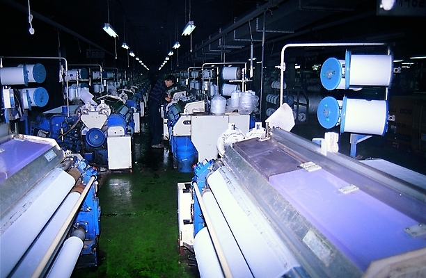 포토 JPG 전신 시설물 남자 현대건축 건축 산업 공장 노동자 조명 실내 한명 서기 사람 옆모습 어둠 기계 원근감 업무 작업 작업실 중장비 산업장비 제조 산업시설 형광등 현대문화 공정 제조업 남자만 남자한명만 국내포토 직업 1 건축물 문화 뷰포인트 공업 모션 전등 내부 장비 파일형식