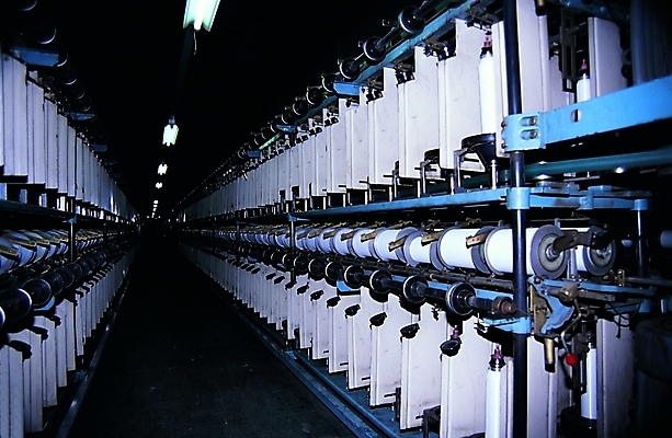 포토 JPG 시설물 현대건축 건축 산업 길 공장 전등 실내 사람없음 어둠 기계 원근감 중장비 산업장비 제조 산업시설 형광등 현대문화 공정 제조업 기계화 자동화 국내포토 건축물 문화 뷰포인트 공업 조명 내부 장비 파일형식