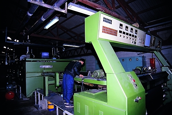 포토 JPG 전신 시설물 남자 현대건축 건축 산업 공장 버튼 노동자 실내 숙이기 서기 사람 뒷모습 스크린 기계 작업 작업실 중장비 산업장비 제조 산업시설 현대문화 공정 기계화 자동화 작동 남자만 국내포토 직업 건축물 문화 뷰포인트 포즈 공업 모션 내부 장비 파일형식