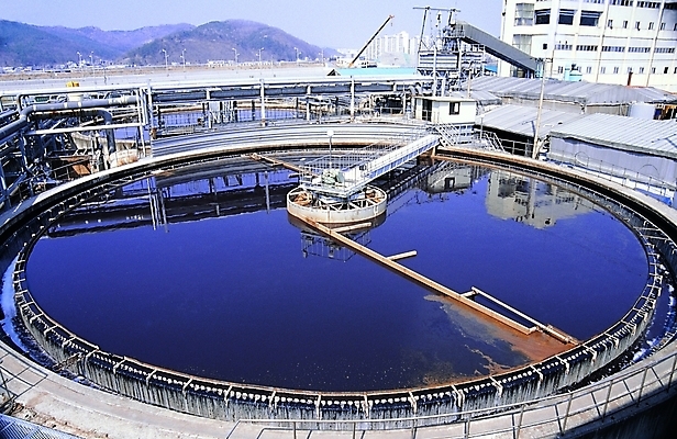 포토 주간 시설물 건축물 현대건축 건축 산업 공장 난간 산 물그림자 빌딩 사람없음 야외 건물 물 반사 원형 오염 제조 철 산업시설 파이프 현대문화 공정 첨단 폐수 하수처리장 국내포토 자연요소 도형 문화 공업 그림자 환경 환경오염 파일형식