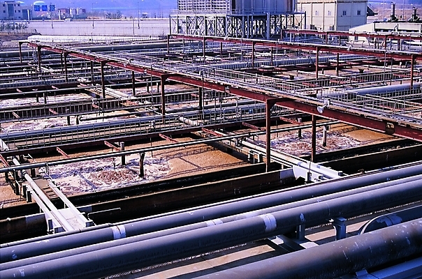 포토 주간 시설물 현대건축 건축 산업 공장 난간 하늘 그림자 빌딩 사람없음 야외 건물 햇빛 오염 제조 철 산업시설 파이프 현대문화 폐수 하수처리장 국내포토 자연요소 건축물 문화 공업 태양 환경 환경오염 파일형식