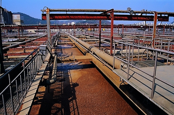 포토 주간 시설물 현대건축 건축 산업 공장 난간 하늘 건설업 그림자 빌딩 사람없음 야외 햇빛 오염 제조 철 산업시설 파이프 현대문화 폐수 하수처리장 국내포토 자연요소 건축물 문화 공업 건물 태양 환경 환경오염 파일형식