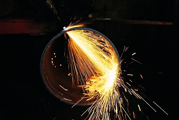 포토 JPG 산업 공장 불꽃 실내 사람없음 어둠 기계 공구 작업 원형 작업실 중장비 산업장비 제조 산업시설 튀는물 현대문화 공정 제조업 불똥 원통 국내포토 도형 문화 공업 불 내부 장비 도구 액체표현 스플래쉬 파일형식