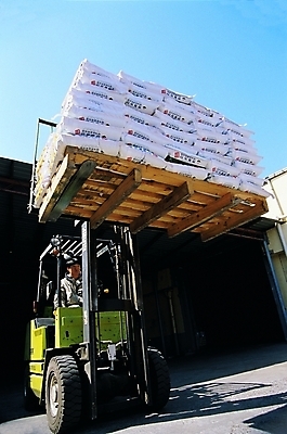 포토 주간 남자 산업 육상교통 교통수단 하늘 노동자 그림자 한명 사람 앉기 상반신 야외 햇빛 기계 운전 짐 화물 운송업 작업 운반 작업실 중장비 특수차량 현대문화 지게차 포대 작동 특수장비 남자만 남자한명만 국내포토 자연요소 직업 1 문화 교통 모션 자동차 태양 장비 산업장비 파일형식