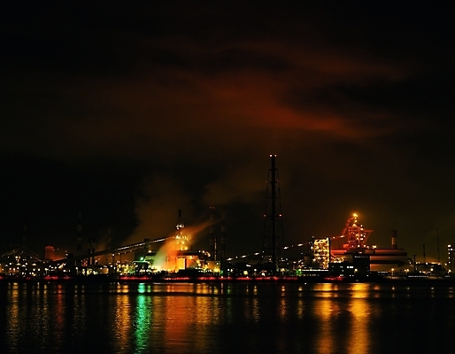 포토 구름 시설물 현대건축 건축 산업 바다 야경 공장 밤하늘 하늘 굴뚝 물그림자 사람없음 야외 건물 빛 강 도시풍경 반사 항구 도시 작업 작업실 중장비 연기 제조 야간 산업시설 해안도시 현대문화 야근 부둣가 잔업 현대산업 국내포토 자연요소 건축물 문화 비즈니스 공업 교통시설 그림자 풍경 업무 산업장비 파일형식 풍경_경치